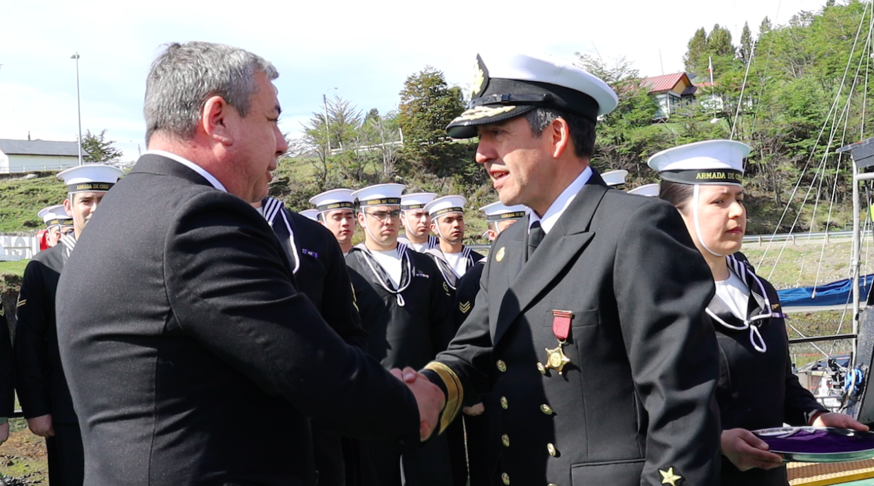 /contraalmirante-castillo-recibio-condecoracion-en-puerto-williams