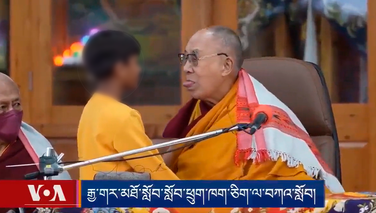 /bromea-de-forma-inocente-y-traviesa-dalai-lama-se-excusa-por-besar-en-la-boca-a-un-nino
