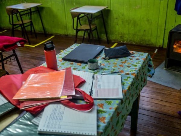 Escuela rural en Quellón suspende clases tras amenaza de muerte de un apoderado a su única docente
