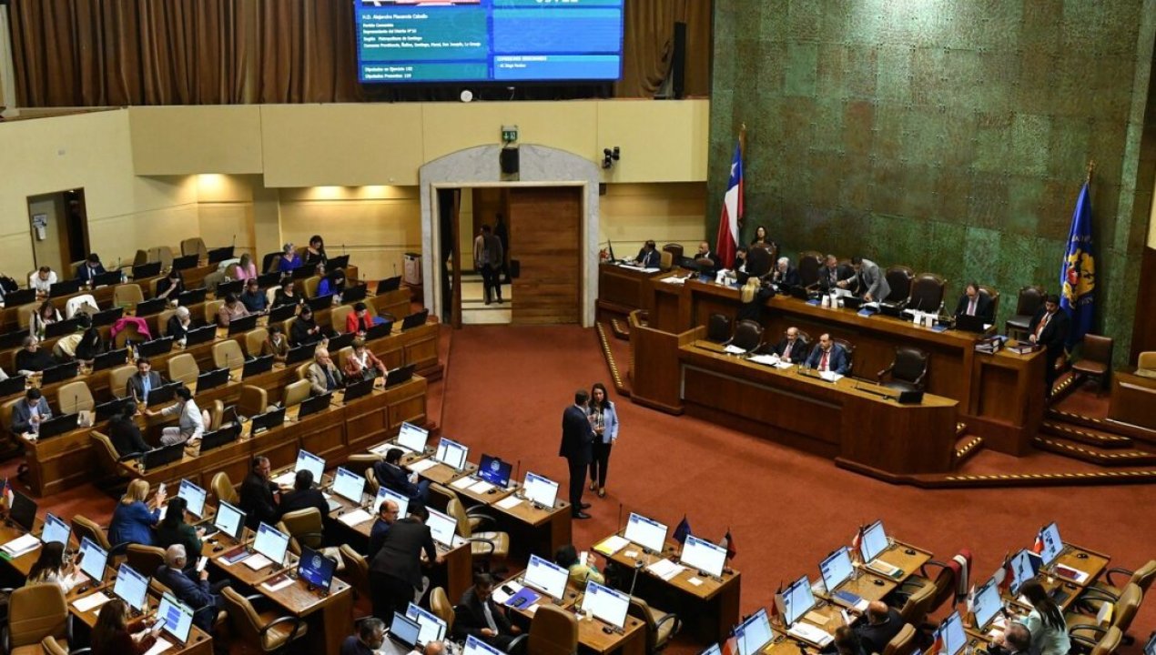 /actualidad/diputado-es-acusado-de-abuso-sexual-habria-lamido-la-oreja-de-su-asesora